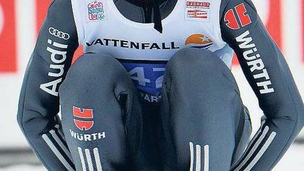 Routine ohne Rolle. Während junge Skispringer wie Severin Freund und Richard Freitag schwächeln, reicht es bei Martin Schmitt nicht mehr für das Team. Foto: dapd
