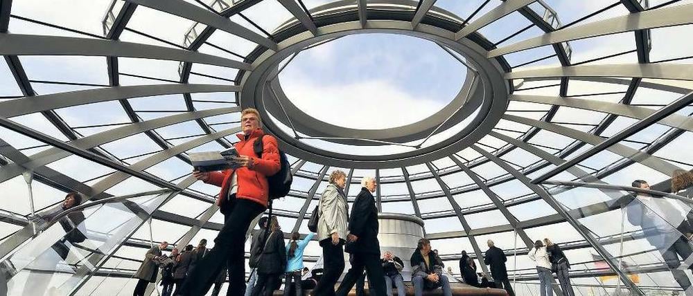 Touristenmagnet Reichstagskuppel. Der Bundestag plant nun zudem ein unterirdisches Besucherzentrum. 