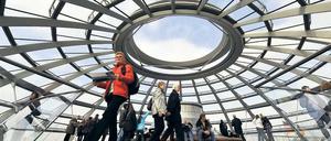 Touristenmagnet Reichstagskuppel. Der Bundestag plant nun zudem ein unterirdisches Besucherzentrum. 