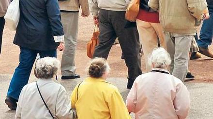 Rentner. Je älter sie werden, desto länger zahlt die Kasse.