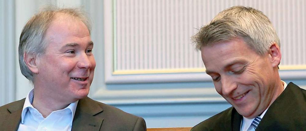 Kiels Ex-Manager Uwe Schwenker (l.) mit seinem Anwalt Gereon Wolters vor der Urteilsverkündung im Kieler Landgericht.