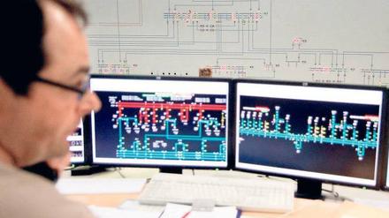 Volle Kontrolle. Der Energiekonzern Vattenfall wacht in seiner Leitstelle über das Berliner Stromnetz. 2014 läuft der Vertrag mit dem Land Berlin aus. Die Initiative Energietisch spricht sich für die Rekommunalisierung des Netzes aus. Foto: dapd/Steffi Loos