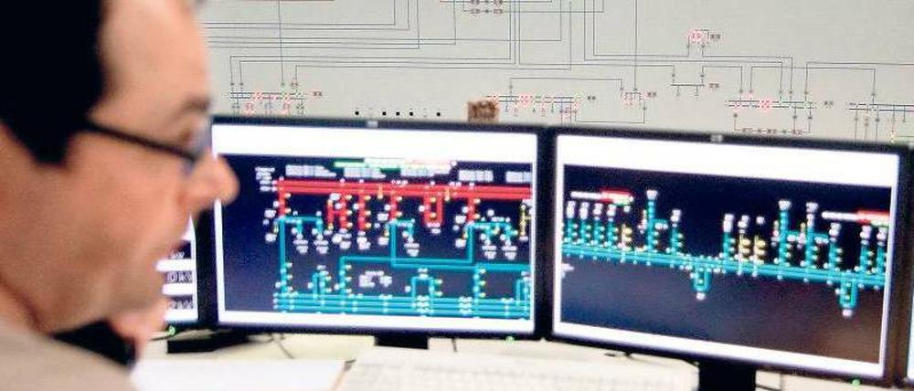 Volle Kontrolle. Der Energiekonzern Vattenfall wacht in seiner Leitstelle über das Berliner Stromnetz. 2014 läuft der Vertrag mit dem Land Berlin aus. Die Initiative Energietisch spricht sich für die Rekommunalisierung des Netzes aus. Foto: dapd/Steffi Loos