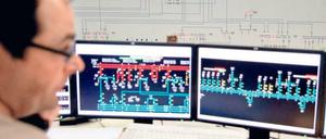 Volle Kontrolle. Der Energiekonzern Vattenfall wacht in seiner Leitstelle über das Berliner Stromnetz. 2014 läuft der Vertrag mit dem Land Berlin aus. Die Initiative Energietisch spricht sich für die Rekommunalisierung des Netzes aus. Foto: dapd/Steffi Loos