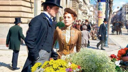 Herr und Hut. Duroy (Robert Pattinson) trennt sich skrupellos von seiner Geliebten (Kristin Scott Thomas). 
