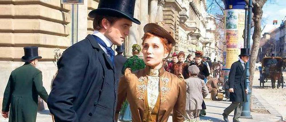 Herr und Hut. Duroy (Robert Pattinson) trennt sich skrupellos von seiner Geliebten (Kristin Scott Thomas).