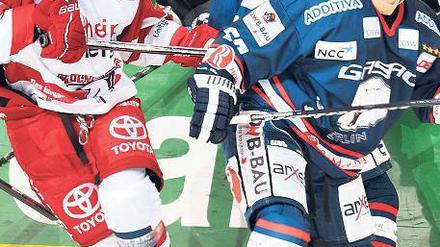 Rot und Blau sind ihre Farben. Alexander Weiß (l.) spielt seit dieser Saison für die Kölner Haie, sein Bruder Daniel ist den Eisbären treu geblieben.