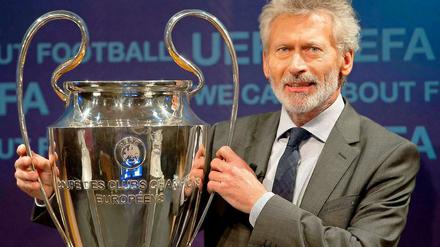 Paul Breitner mit dem "Henkelpott"