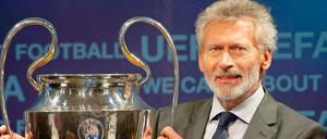 Paul Breitner mit dem "Henkelpott"