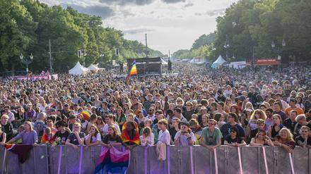 Zahlreiche Menschen stehen beim Christopher Street Day (CSD) 2022 vor der Bühne am Brandenburger Tor. 