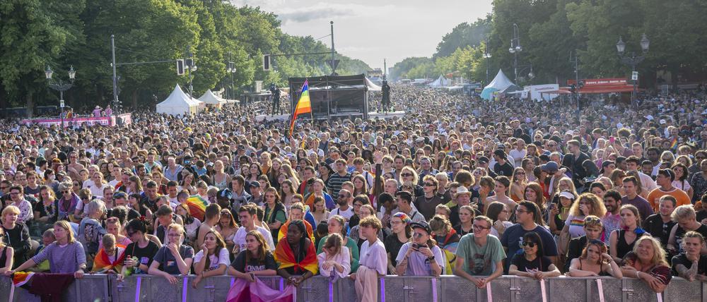 Zahlreiche Menschen stehen beim Christopher Street Day (CSD) 2022 vor der Bühne am Brandenburger Tor. 