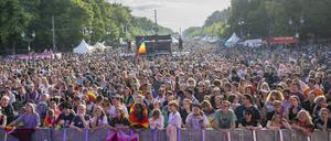 Zahlreiche Menschen stehen beim Christopher Street Day (CSD) 2022 vor der Bühne am Brandenburger Tor. 