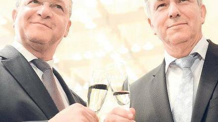 Auf Augenhöhe. Mit Sekt stießen CDU-Chef Frank Henkel und der Regierende Bürgermeister Klaus Wowereit (SPD) im vergangenen November auf die Unterzeichnung des Koalitionsvertrages an. 