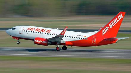 Flugzeuge im Bauch. Liebe über Ländergrenzen hinweg kennt keine tägliche Nähe. Wer trotzdem an sie glaubt, lässt sich das Pendeln einiges kosten.