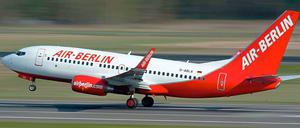 Flugzeuge im Bauch. Liebe über Ländergrenzen hinweg kennt keine tägliche Nähe. Wer trotzdem an sie glaubt, lässt sich das Pendeln einiges kosten.