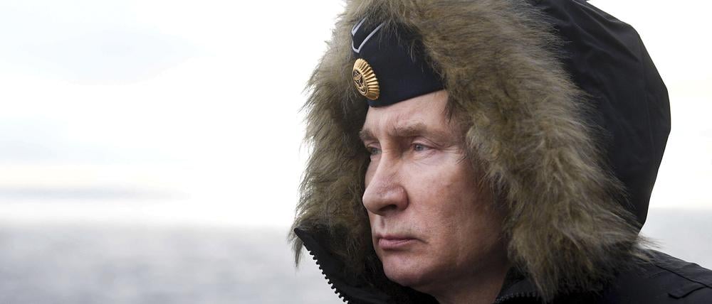 Wladimir Putin beobachtet eine Militärübung am Schwarzen Meer. Gern vertieft er sich in die Geschichte seines Landes – wie er sie sieht.