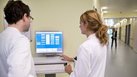  Die ePA soll dem Gesetzentwurf zufolge bis Anfang 2025 für alle Patientinnen und Patienten zur Verfügung stehen.