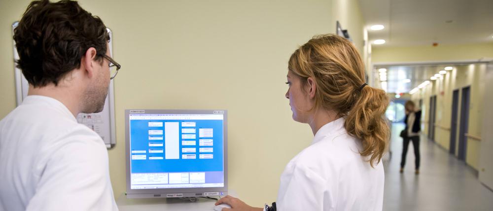 Die ePA soll dem Gesetzentwurf zufolge bis Anfang 2025 für alle Patientinnen und Patienten zur Verfügung stehen.