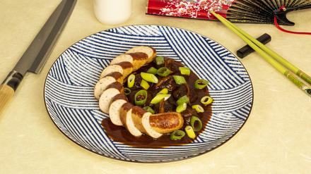 Currywurst „Japanese-Style“. Mit Shiitake-Pilzen und Teriyak-Sauce.