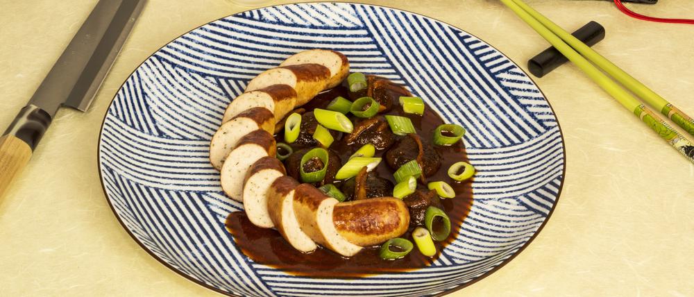 Currywurst „Japanese-Style“. Mit Shiitake-Pilzen und Teriyak-Sauce.
