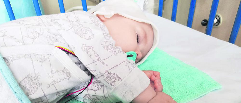 Der einjährige Michael schläft, während er eine Injektion mit dem Genpräparat Zolgensma gegen spinale Muskelatrophie bekommt. Der Schweizer Pharmakonzern Novartis will 100 Dosen des Medikaments verlosen - jede von ihnen kostet rund 2 Millionen Euro. (zu dpa "Glücksspiel ums Leben: Medikament für todkranke Babys wird verlost") +++ dpa-Bildfunk +++