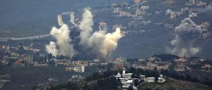 Nach einem israelischen Luftangriff in Kfar Kila, Libanon, steigt Rauch auf. 