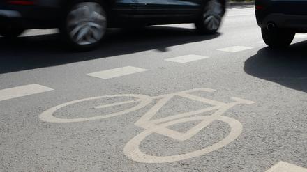 Auf der Straße Unter den Eichen wurde in Fahrtrichtung Zehlendorf ein Radstreifen eingerichtet; auch Busse dürfen ihn benutzen.