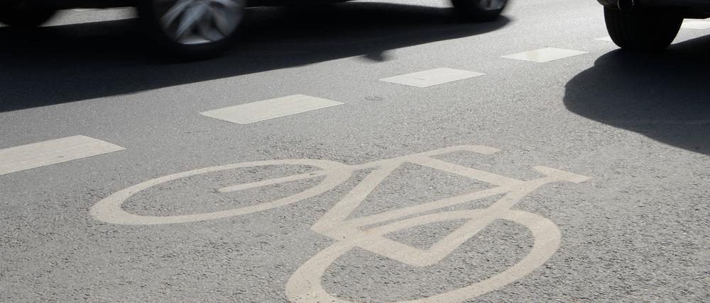 Auf der Straße Unter den Eichen wurde in Fahrtrichtung Zehlendorf ein Radstreifen eingerichtet; auch Busse dürfen ihn benutzen.
