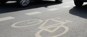 Auf der Straße Unter den Eichen wurde in Fahrtrichtung Zehlendorf ein Radstreifen eingerichtet; auch Busse dürfen ihn benutzen.