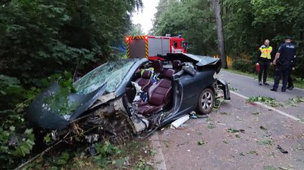 Ein 44-jähriger Mann ist mit seinem Auto bei Schönberg (Landkreis Ostprignitz-Ruppin) nahe Neuruppin gegen einen Baum geprallt und tödlich verletzt worden. 