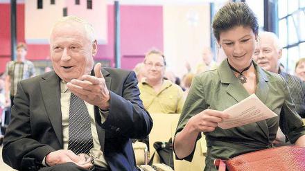 Oskar Lafontaine und seine Lebensgefährtin Sahra Wagenknecht bei einem Strategiekongress der Linken im Mai 2012 in Berlin