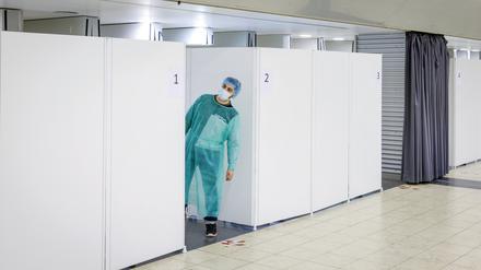 Warten im leeren Impfzentrum. 