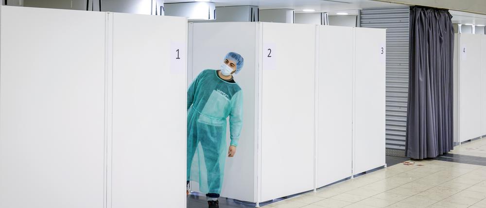 Warten im leeren Impfzentrum.