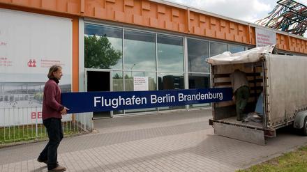 Erstmal wieder einpacken. Die Einzelhändler und Gastronomen müssen sich gedulden, bis sie ihre Läden am 17. März 2013 am neuen Flughafen BER aufmachen können - und damit sind massive finanzielle Probleme verbunden. Schadenersatz will die Flughafengesellschaft aber nicht zahlen. 