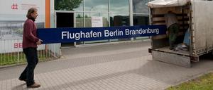 Erstmal wieder einpacken. Die Einzelhändler und Gastronomen müssen sich gedulden, bis sie ihre Läden am 17. März 2013 am neuen Flughafen BER aufmachen können - und damit sind massive finanzielle Probleme verbunden. Schadenersatz will die Flughafengesellschaft aber nicht zahlen. 