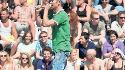 Der traut sich was. Beim Sonntagskaraoke im Mauerpark bleibt wie hier am gestrigen Nachmittag kein Platz mehr frei. Veranstalter Joe Hatchiban darf nun doch wieder jeden Sonntag das Amphitheater nutzen. 