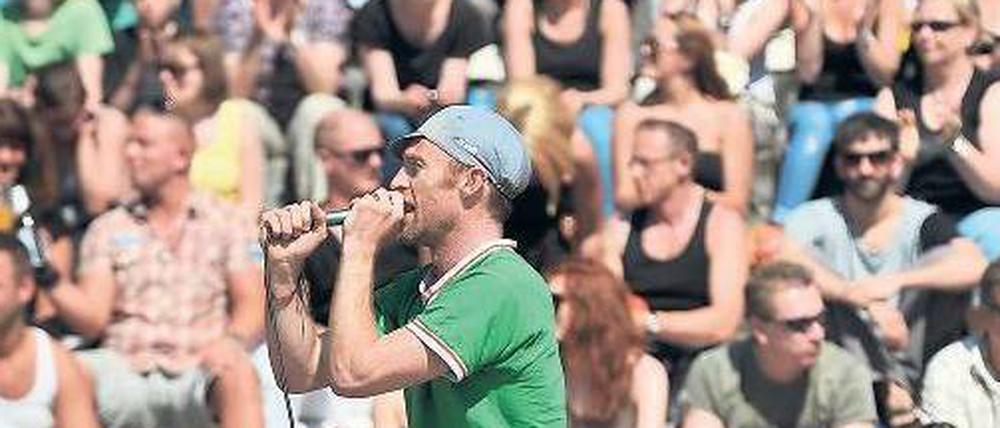 Der traut sich was. Beim Sonntagskaraoke im Mauerpark bleibt wie hier am gestrigen Nachmittag kein Platz mehr frei. Veranstalter Joe Hatchiban darf nun doch wieder jeden Sonntag das Amphitheater nutzen. 