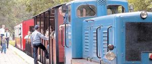 Bitte zurückbleiben! Mit ordentlichen Uniformen ausgestattet spielten Kinder und Jugendliche in der Wuhlheide Eisenbahn. Dabei kam es zu sexuellen Übergriffen.