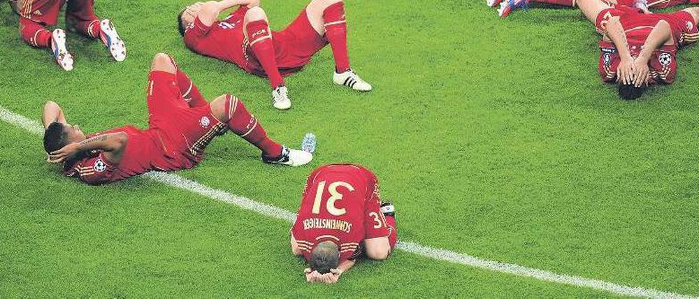 Maikäfer lieg! Spieler des FC Bayern München nach der Niederlage im Champions-League-Finale. Vorne gekrümmt: Bastian Schweinsteiger.