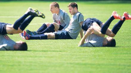 Lockerungsübungen vor der Entscheidung. Gestern absolvierten Herthas Profis eine öffentliche Trainingseinheit.