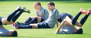 Lockerungsübungen vor der Entscheidung. Gestern absolvierten Herthas Profis eine öffentliche Trainingseinheit.