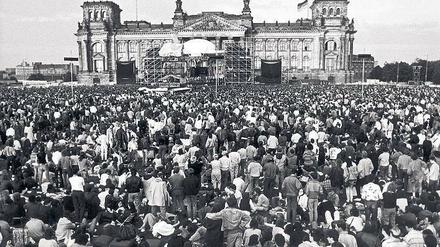 Blick gen Osten. Unzählige Fans kamen zum Konzert von Stars wie David Bowie auf die Wiese vor dem Reichstag. Auch im Osten der Stadt versammelten sich Jugendliche, um die Musik zu hören – bis die Volkspolizei einschritt. Foto: dpa/pa/Chris Hoffman