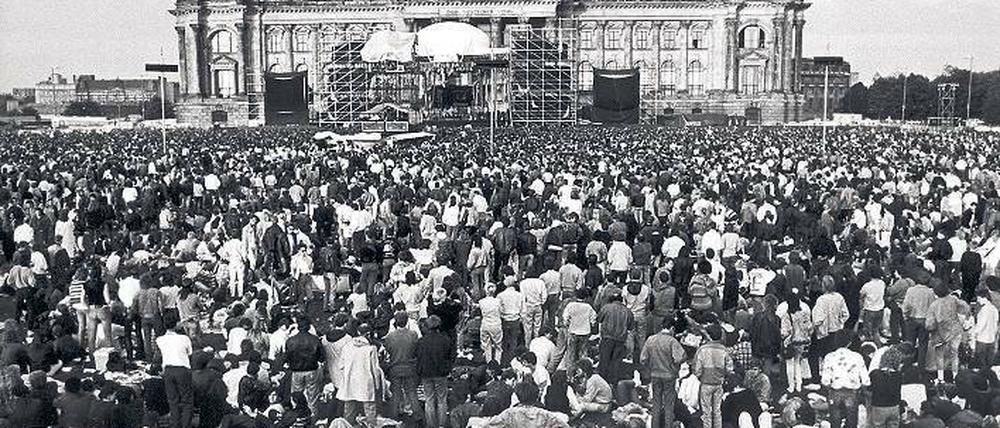 Blick gen Osten. Unzählige Fans kamen zum Konzert von Stars wie David Bowie auf die Wiese vor dem Reichstag. Auch im Osten der Stadt versammelten sich Jugendliche, um die Musik zu hören – bis die Volkspolizei einschritt. Foto: dpa/pa/Chris Hoffman