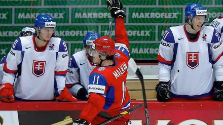 Triumphator: Der wertvollste Spieler des WM-Turniers, Jewgeni Malkin, bejubelt im Finale seinen Treffer für Russland. Die unterlegenen slowakischen Ersatzspieler schauen zu. 