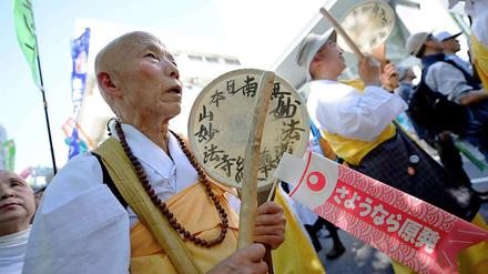 Trommeln gegen die Atomkraft. Die Demonstrationen gegen die Nuklearenergie in Japan werden seit der Katastrophe in Fukushima immer größer. Aktuell ist keines der 54 japanischen Atomkraftwerke mehr am Netz, weil sie beim Tsunami beschädigt wurden oder weil sie zur Wartung abgeschaltet wurden. Die japanische Regierung will die Anlagen zwar wieder in Betrieb nehmen, doch fürchtet sie Proteste. 