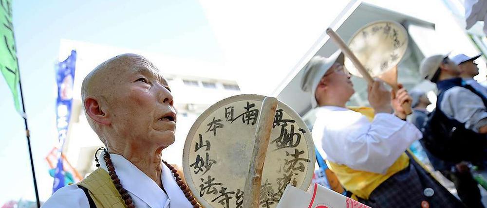 Trommeln gegen die Atomkraft. Die Demonstrationen gegen die Nuklearenergie in Japan werden seit der Katastrophe in Fukushima immer größer. Aktuell ist keines der 54 japanischen Atomkraftwerke mehr am Netz, weil sie beim Tsunami beschädigt wurden oder weil sie zur Wartung abgeschaltet wurden. Die japanische Regierung will die Anlagen zwar wieder in Betrieb nehmen, doch fürchtet sie Proteste.