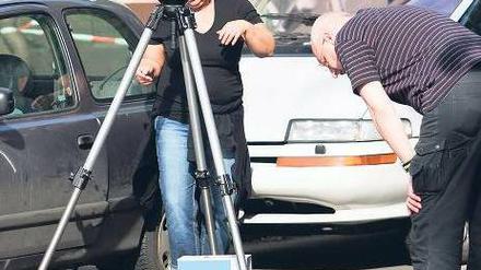 Spurensuche. Die Polizei untersuchte am Vormittag den Tatort in der Weddinger Gottschalkstraße. 