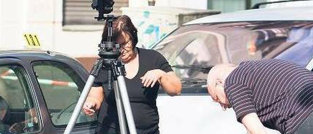 Spurensuche. Die Polizei untersuchte am Vormittag den Tatort in der Weddinger Gottschalkstraße.