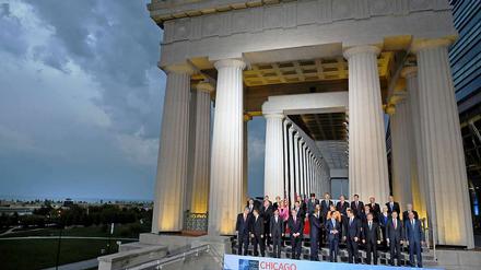 Regierungsvertreter der NATO-Mitgliedsstaaten und der NATO-Generalsekretaer posieren am Sonntag vor dem American-Football-Stadion "Soldier Field" in Chicago (USA). Dort findet der NATO-Gipfel statt. 