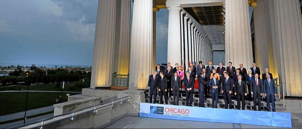 Regierungsvertreter der NATO-Mitgliedsstaaten und der NATO-Generalsekretaer posieren am Sonntag vor dem American-Football-Stadion "Soldier Field" in Chicago (USA). Dort findet der NATO-Gipfel statt.